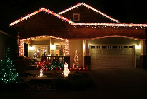 świąteczne oświetlenie domu na zewnątrz